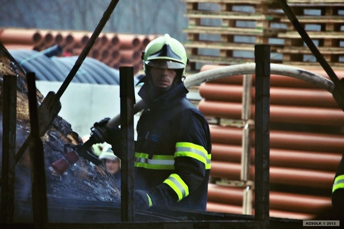 7 27-12-2013 Požár průmyslového objektu - Alojzov (15).JPG