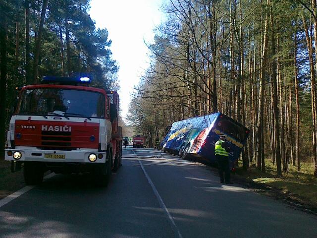 7 Dopravní nehoda autobusu, Dolní Žďár - 20. 4. 2015 (3).jpg