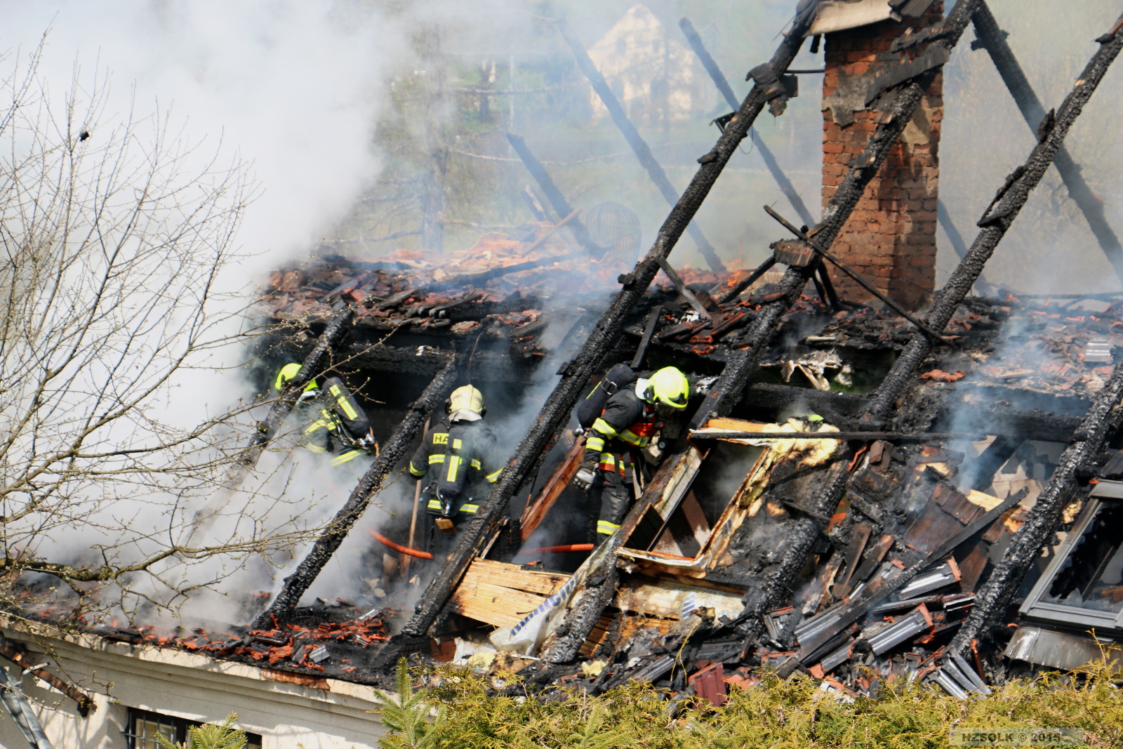 7 P_NB_26-4-2015_požár_rodinného_domku_nove_valterice_II (15).JPG