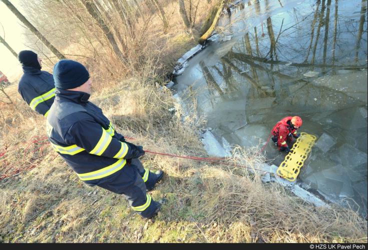 8. Výcvik na ledu pískovna 2015.JPG