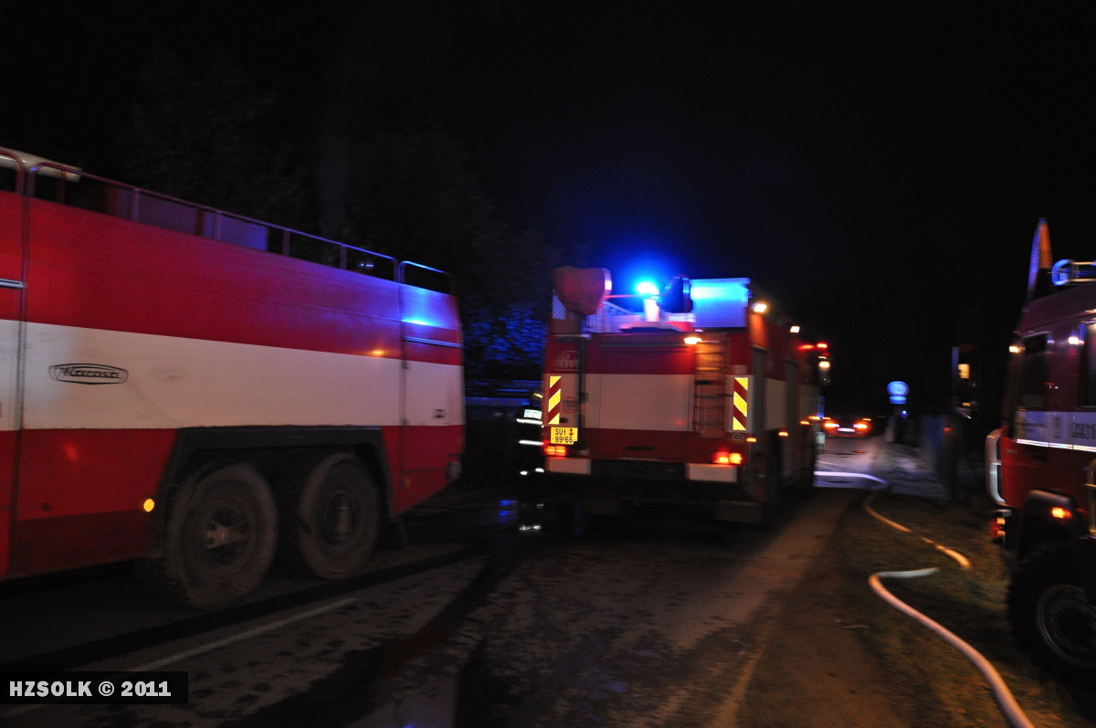 9 22.10.2011 Požár autoservisu a stolárny Ruda nad Moravou - Bohdíkov37.JPG