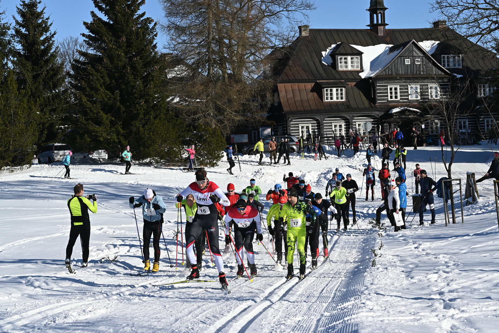 15. ročníku běžkařských závodů pořádaných Sportovním klubem pražských hasičů počasí přálo