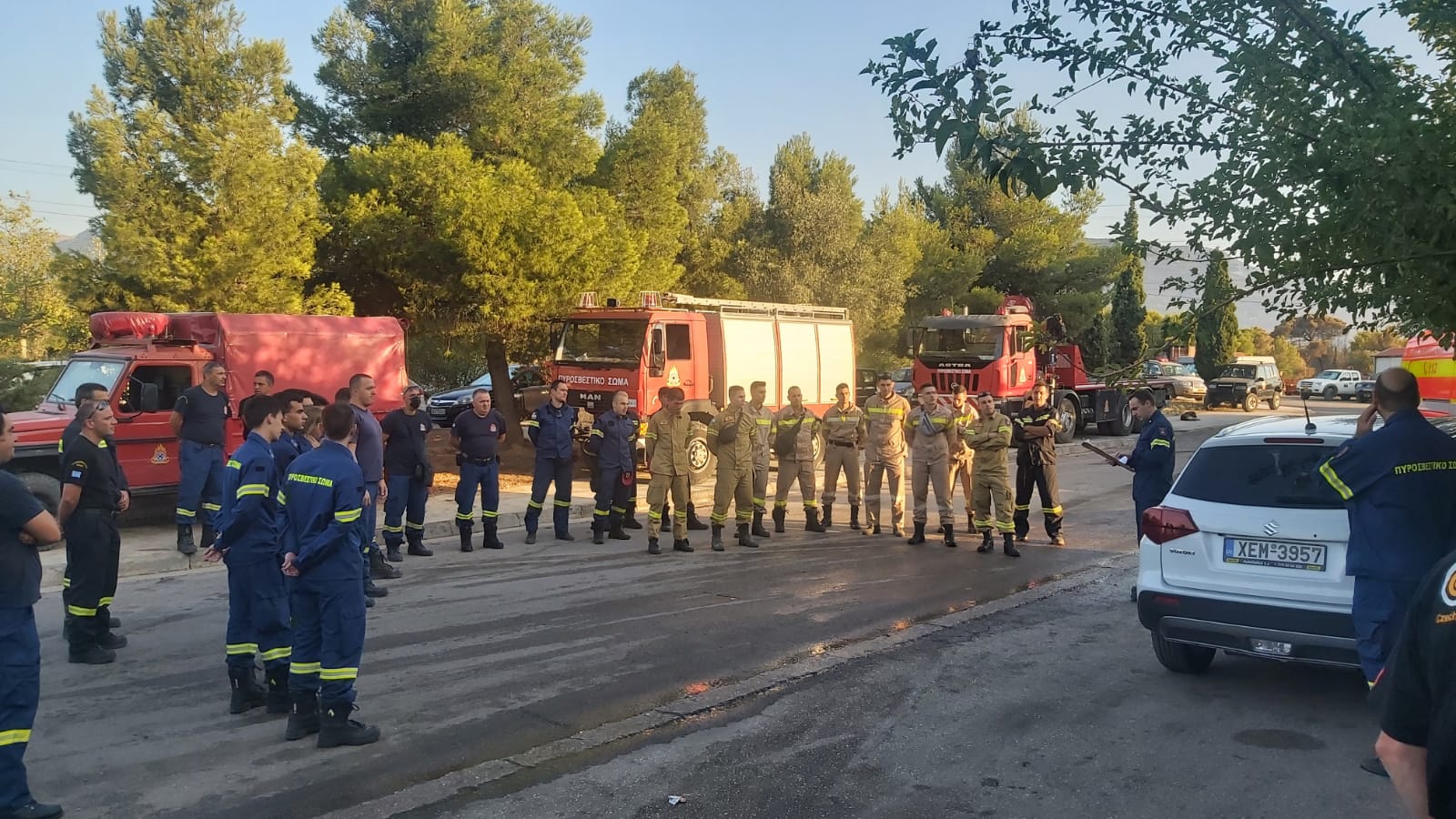 Čeští hasiči pomáhají svým řeckým kolegům na ostrově Peloponés hasit požáry