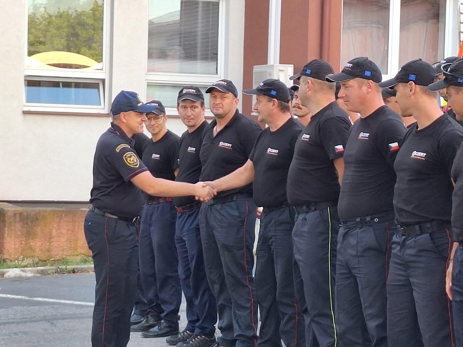 Čeští hasiči se vrátili z Řecka: druhá rotace v plném nasazení čelila náročným zásahům