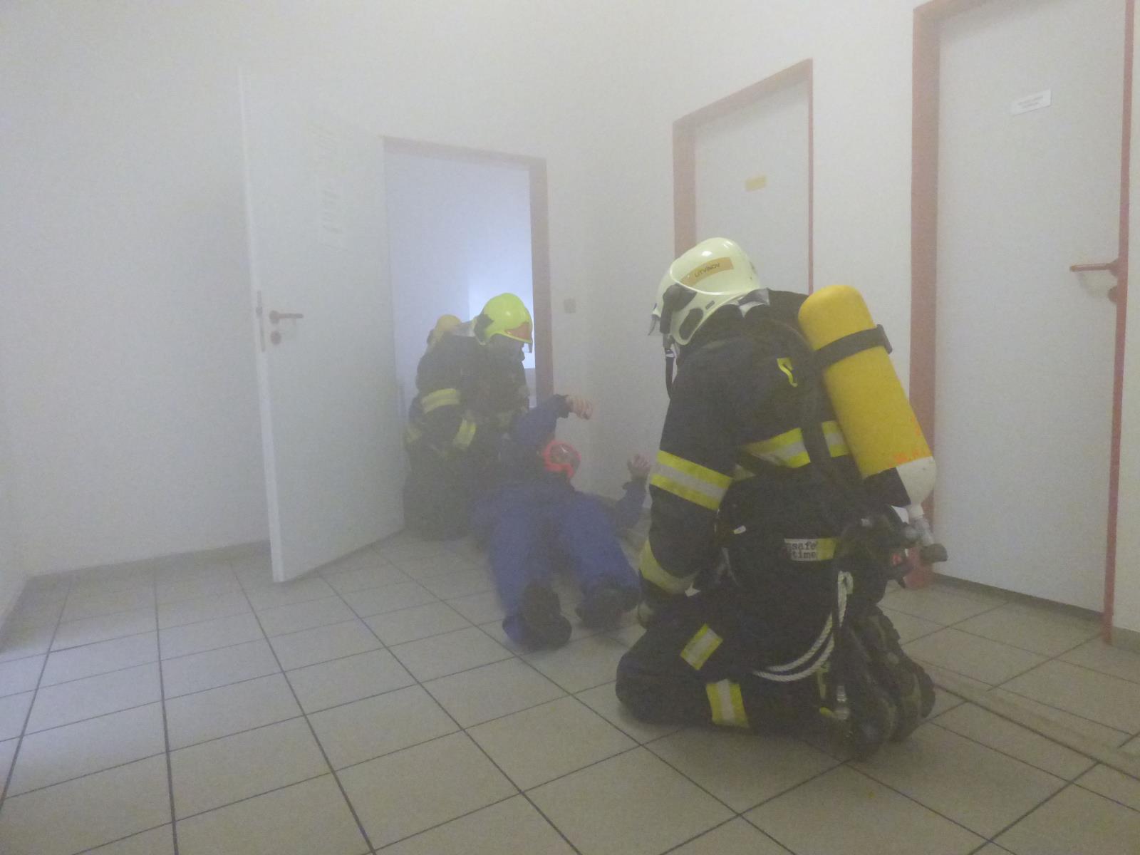Cvičení požár v průmyslovém areálu (20).jpg