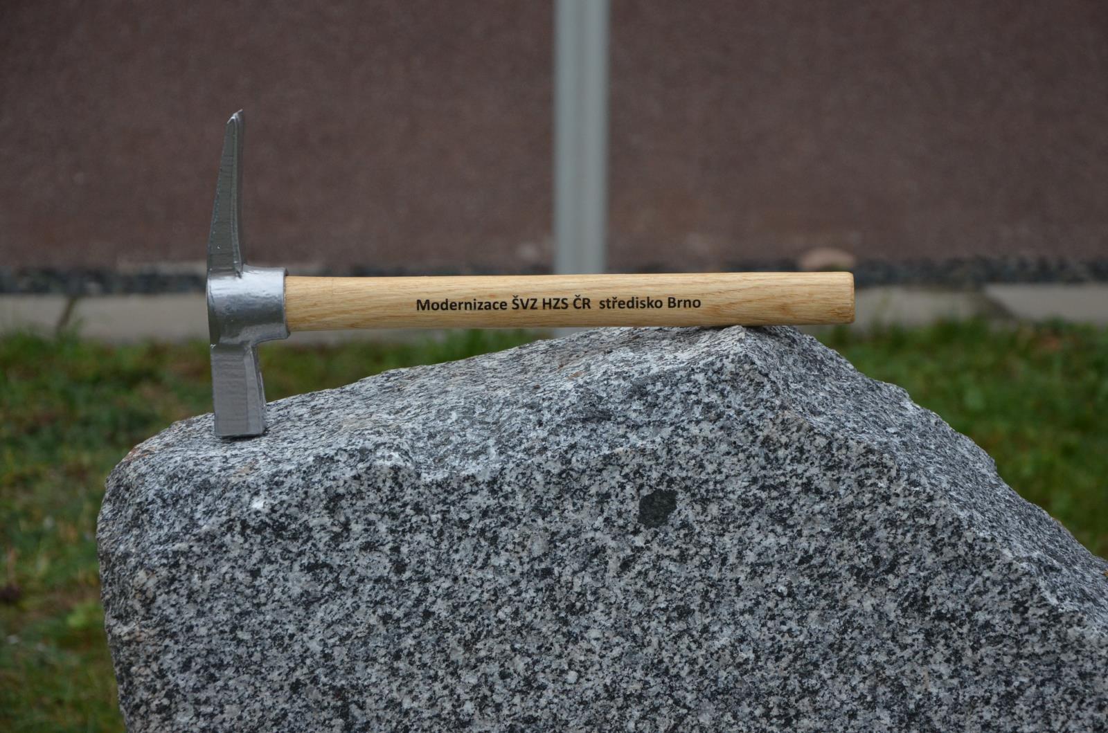 Detailní pohled na základní kámen a kladívko s nápisem.JPG