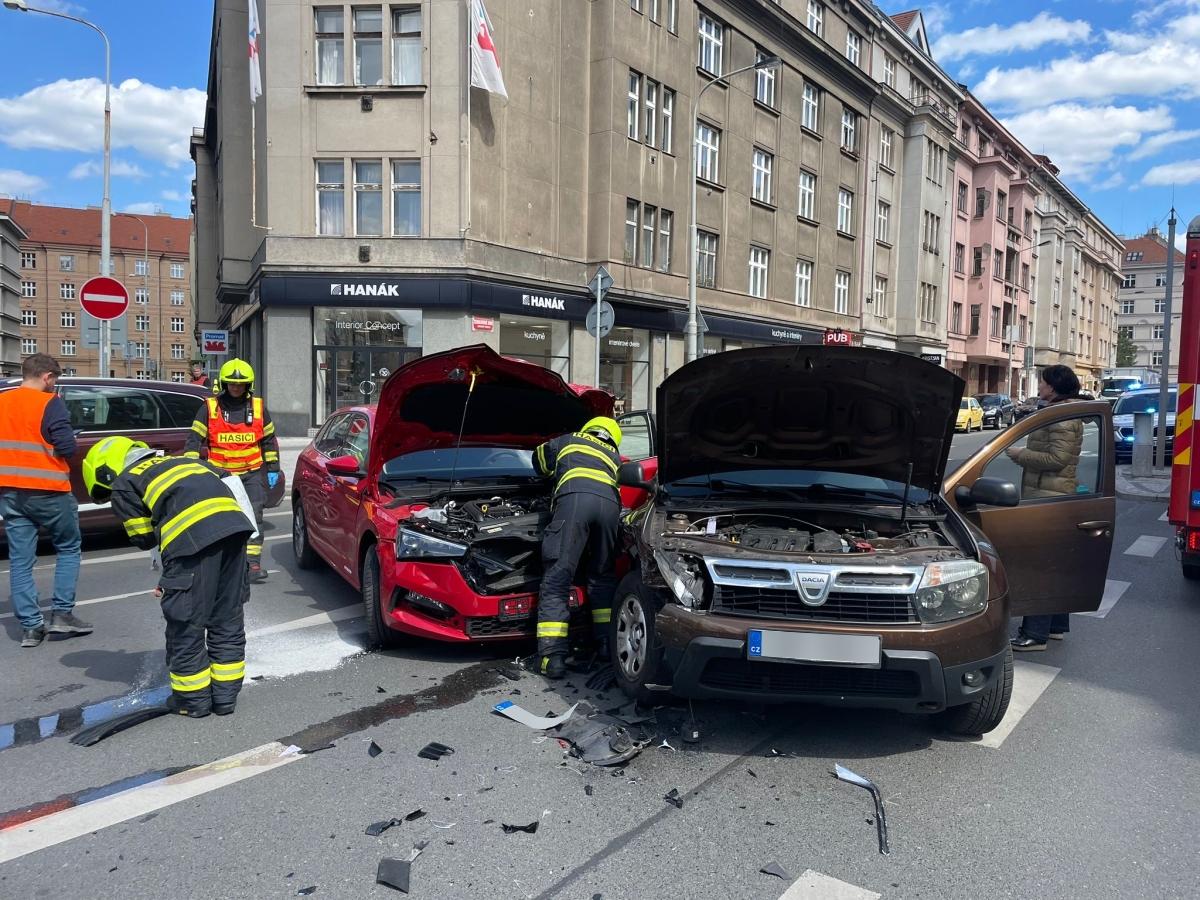 Dopravní nehoda dvou osobních automobilů