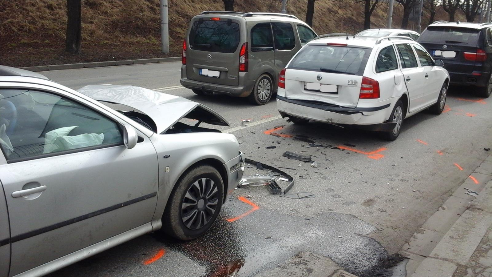 Dopravní nehoda 2 OA, České Budějovice - 27. 2. 2017 (2).jpg