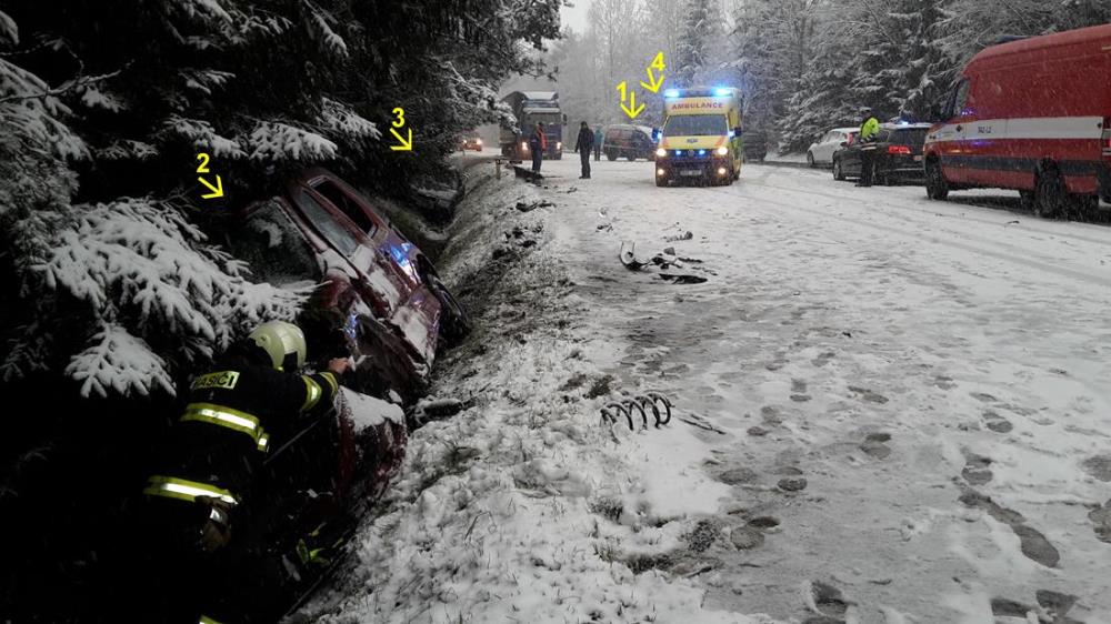 Dopravní nehoda 4 OA, Boršov nad Vltavou - 15. 3. 2016.jpg
