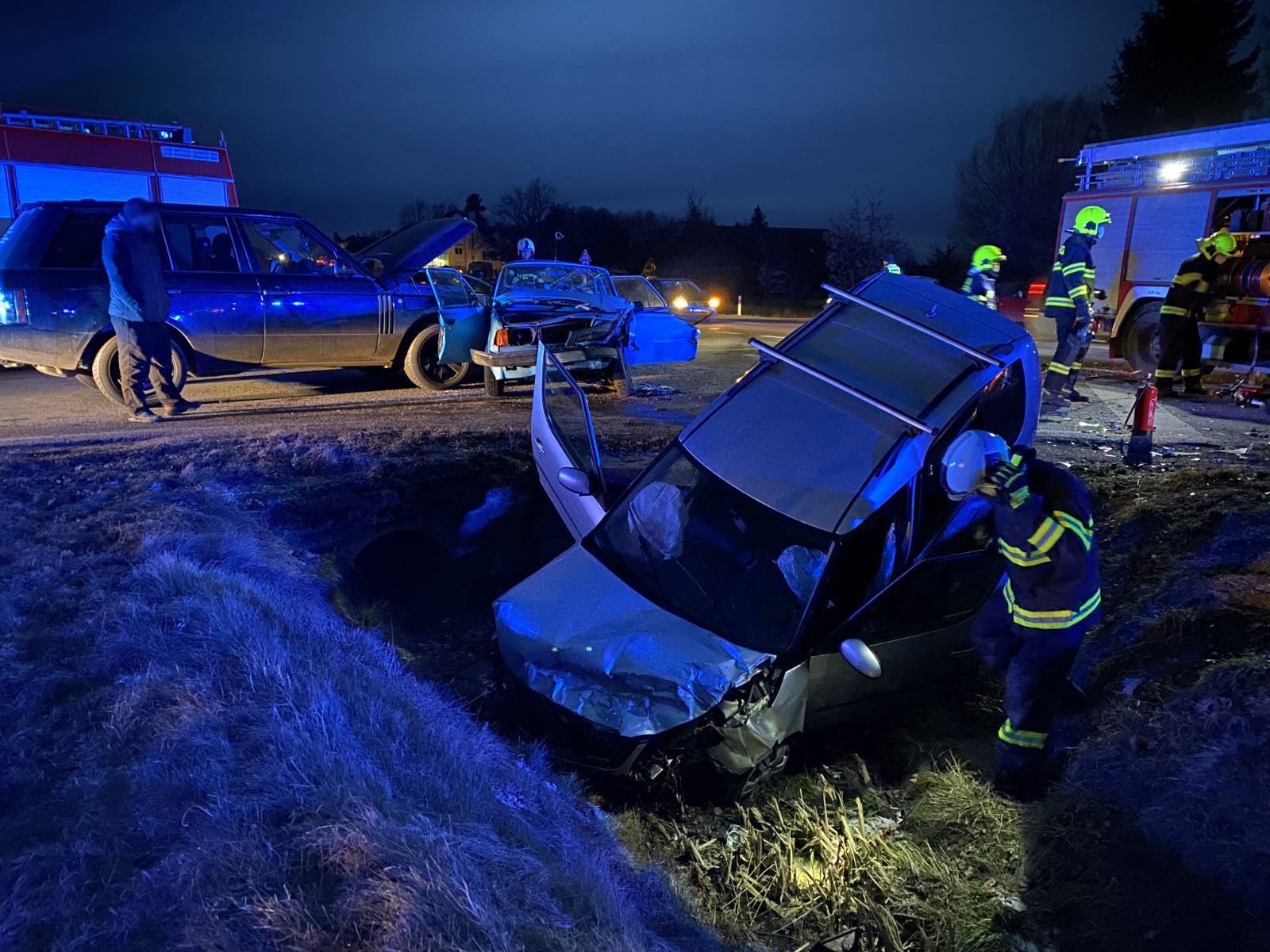 Dopravní nehoda 4 OA, Holkov - 23. 12. 2021 (5).jpg