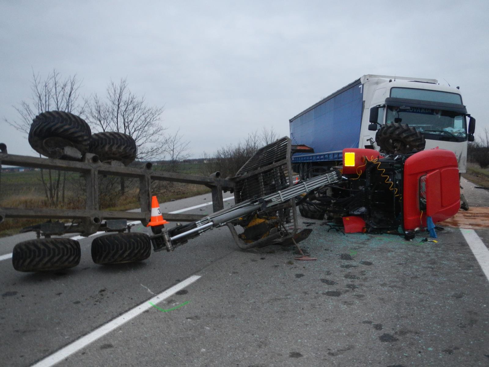 Dopravní nehoda NA a traktoru, Třeboň - 27. 11. 2017 (3).JPG