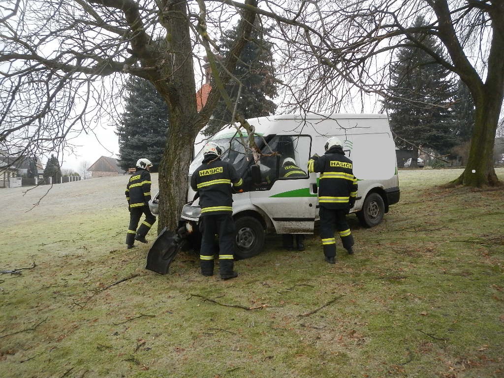 Dopravní nehoda dodávky, Zvěrotice - 18. 12. 2016 (1).JPG