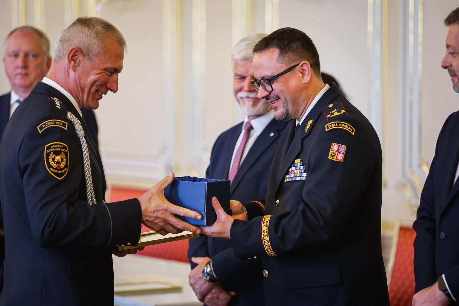 Hasiči převzali z rukou prezidenta Zlatý záchranářský kříž (8).jpg