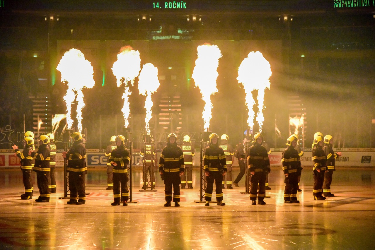 Hasiči na slavnostním ceremoniálu Sparta vzdává hold.jpg
