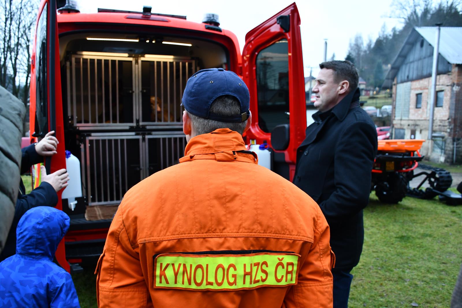Hejtman Libereckého kraje Martin Půta si prohlédnul i nové kynologické vozidlo