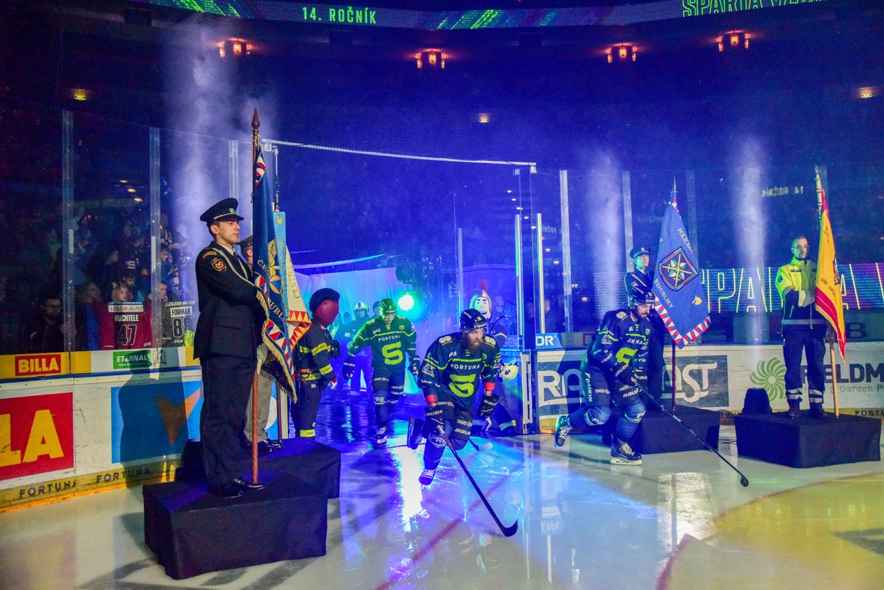 Hokejisté Sparty vjíždí na led.jpg