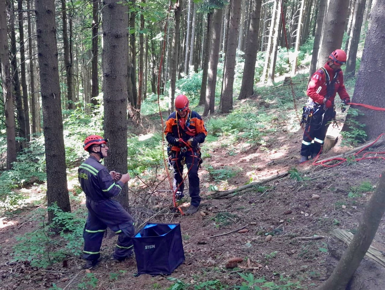 Hovorem na tísňovou linku si pomoc přivolal sám paraglidista
