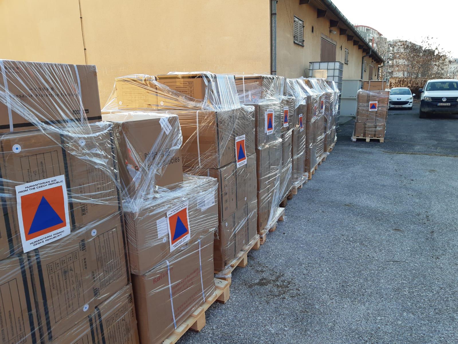 Humanitární pomoc Severní Makedonii_bedny s materiálem_2.JPG