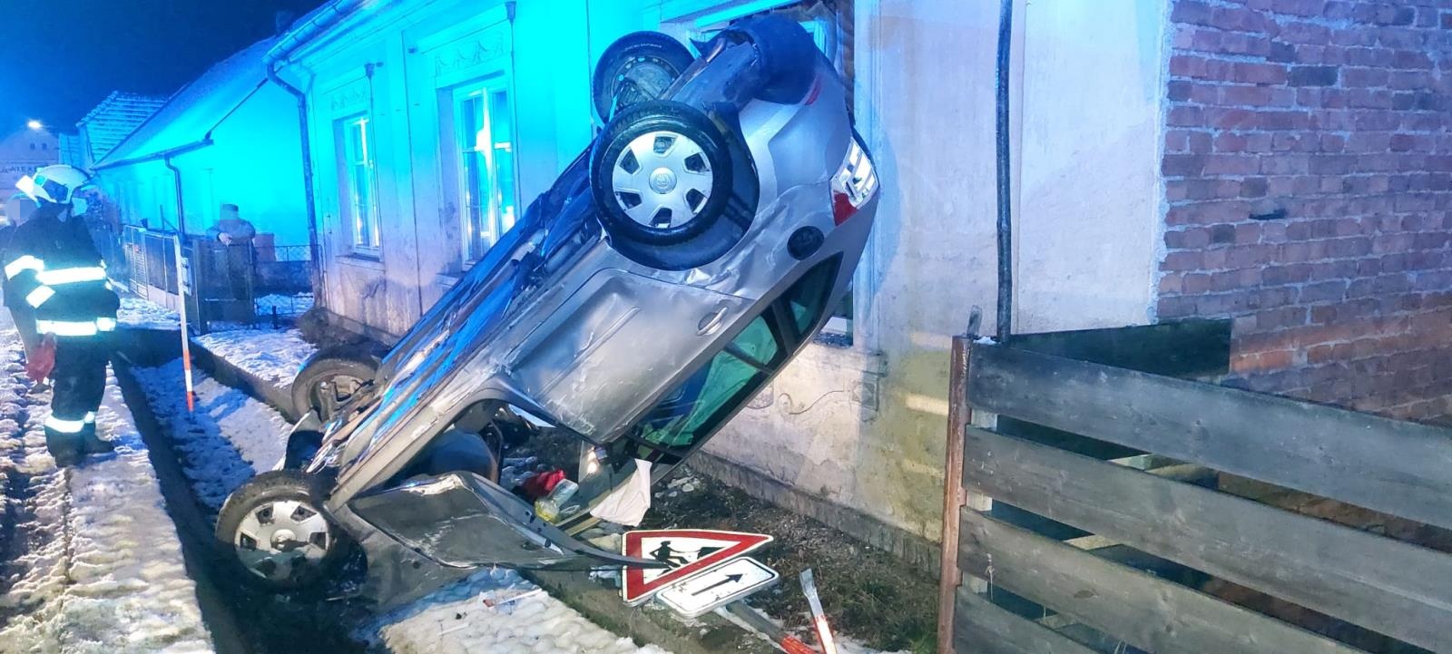 JČK_DN_Auto skončilo po nehodě opřené o dům.jpg
