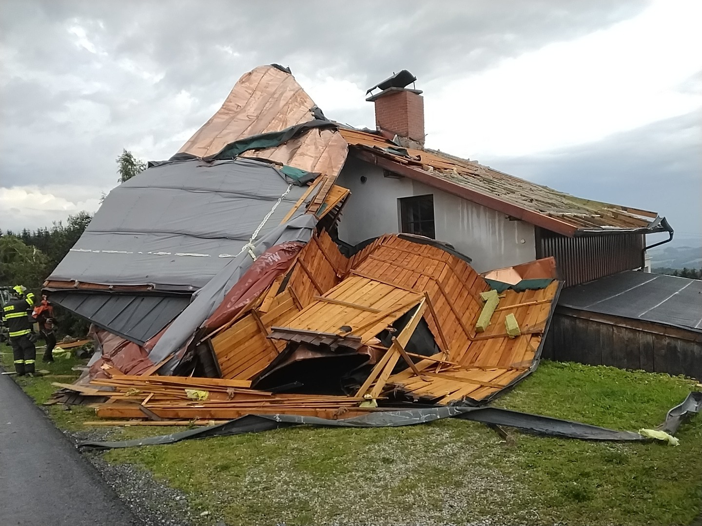 Jestřabí v Krkonoších na Semilsku, hasiči střechu provizorně zabezpečili plachtami