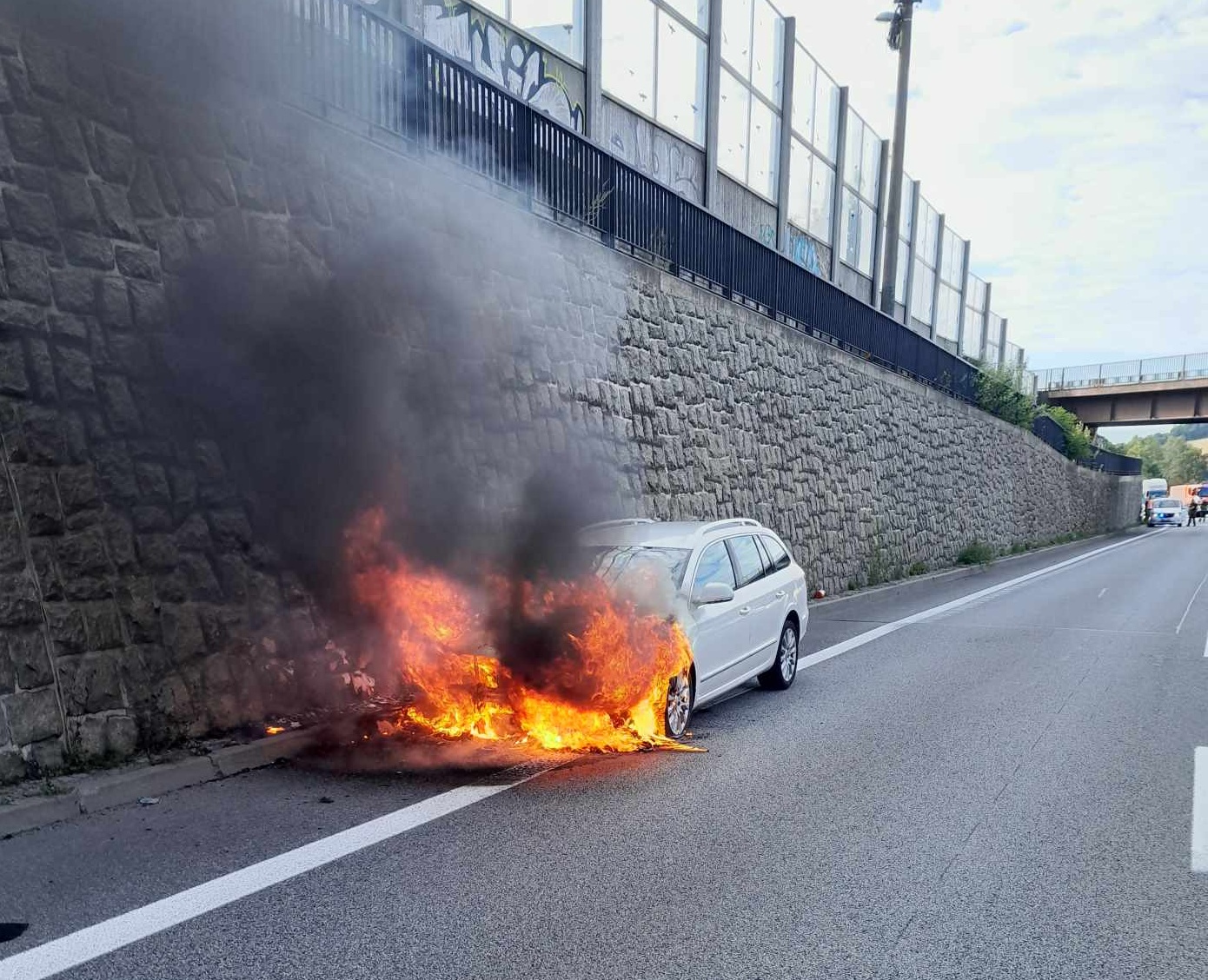 K požáru dopravního prostředku došlo v katastru obce Jeřmanice ve směru na Liberec