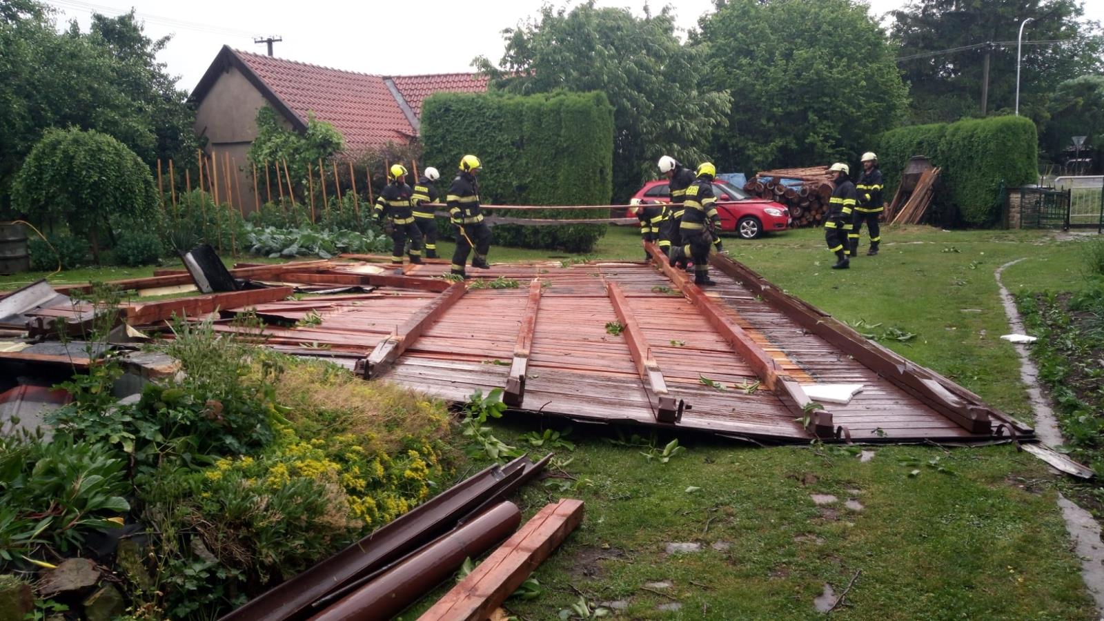 KHK_Hasiči odklízejí následky bouřky_odklízí zbytky střechy_do textu.jpg