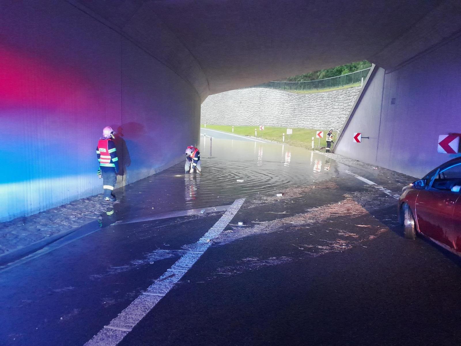 Laguna na silnici I/65 znemožnila řidičům průjezd pod přemostěním