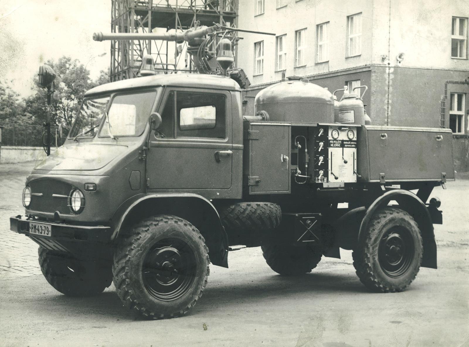 Mercedes Unimog-prášek.jpg
