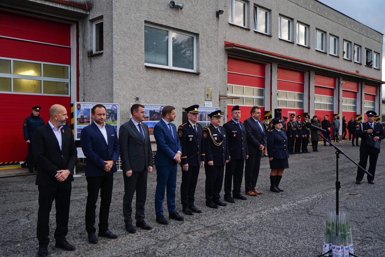  kteří přijeli na předání věcných darů, byl mj. i ministr vnitra Vít Rakušan a generální ředitel HZS ČR genpor. Vladimír Vlček