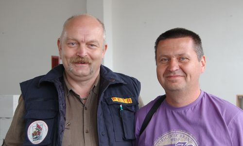 Vedoucí Expozice Petr Bíza (vlevo) s tisícím návštěvníkem panem Šmídem