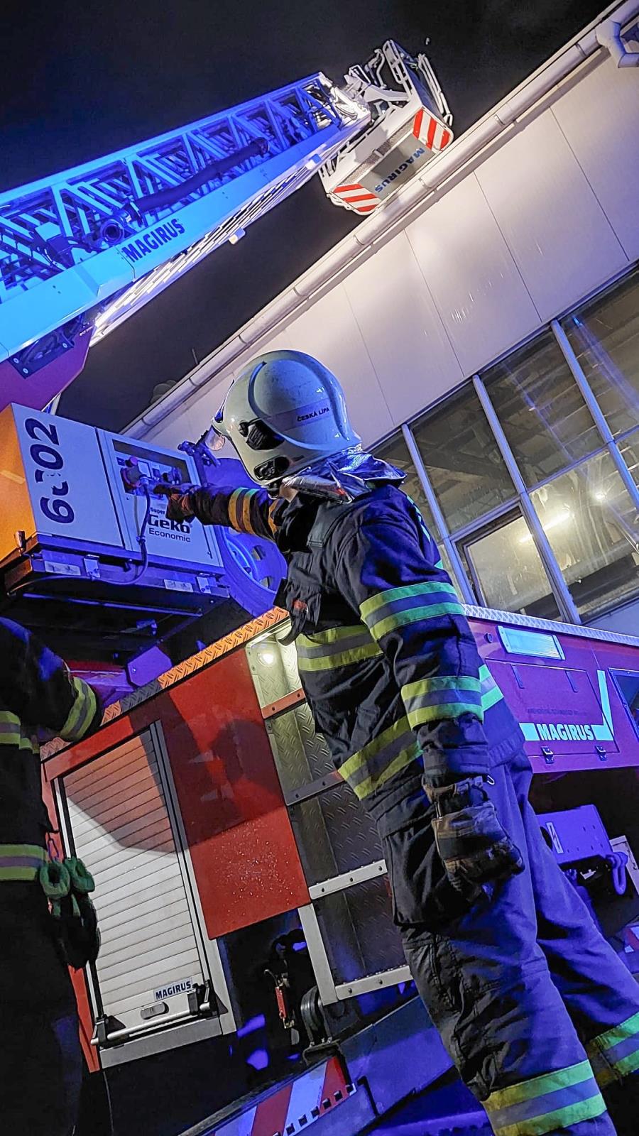 Nasazení výškové techniky u požáru střechy haly v Zákupech