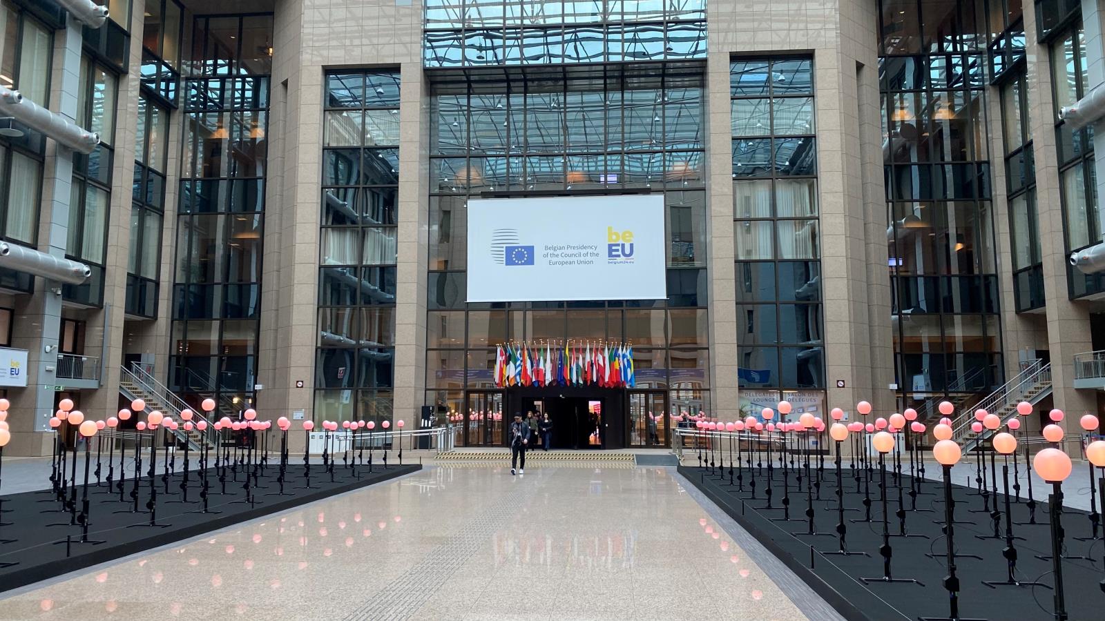 Atrium budovy Rady EU Justus Lipsius v Bruselu během belgického předsednictví