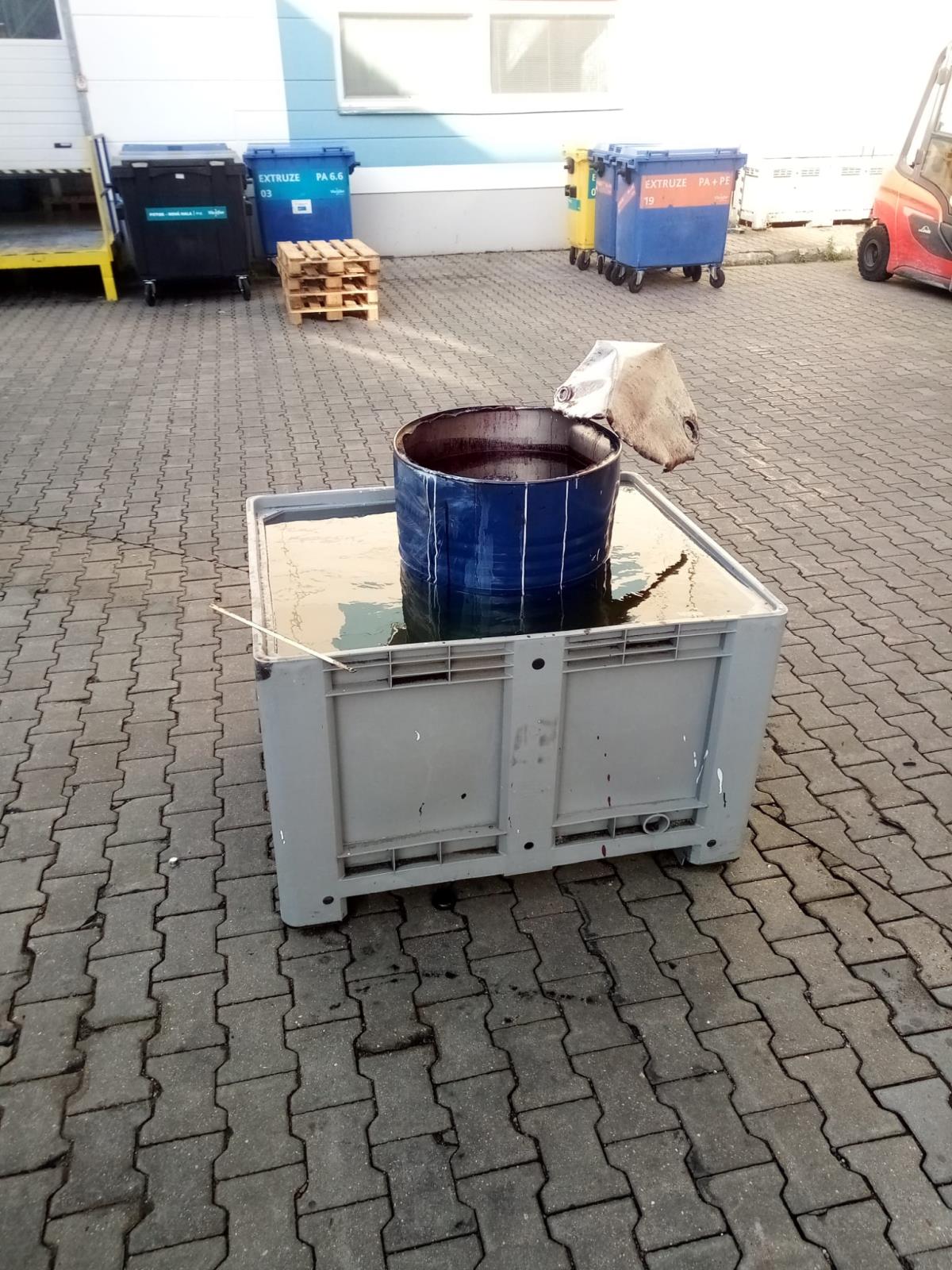 Ochlazování sudu barvy, České Budějovice - 27. 6. 2022 (4).jpg