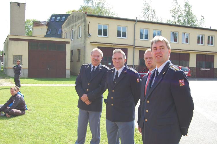 Závodu dnes přihlíželi - zleva: plk. Miroslav Kvasnička-ředitel HZS Pardubického kraje, plk. Drahoslav Ryba-generální ředitel HZS ČR, Martin Netolický-hejtman kraje a plk. Roman Studený-ředitel územního odboru HZS Ústí nad Orlicí