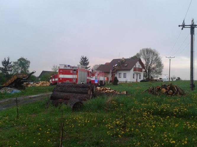 Blesk zasáhl střechu rodinného domu v Osíku