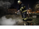 PAK_hasič_lije_vodu_na_doutnající_zbytky_zábavní_pyrotechniky