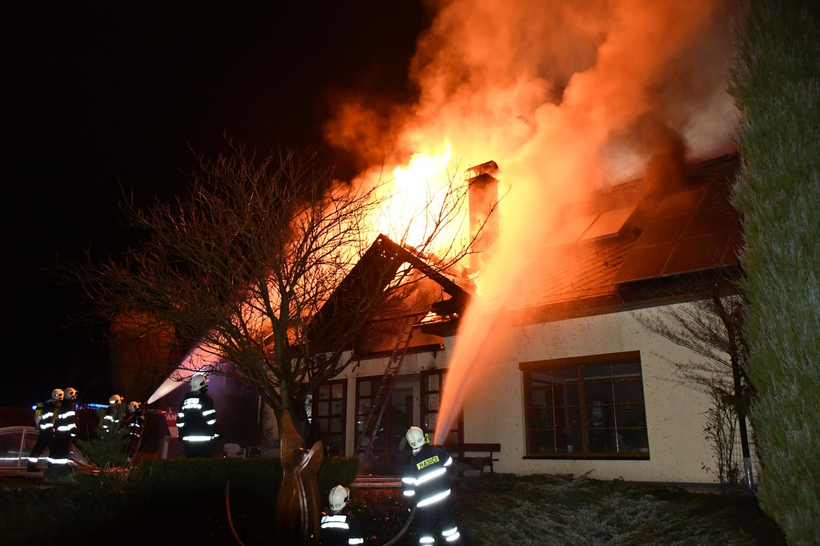Požár RD ve Světlé pod Ještědem_1