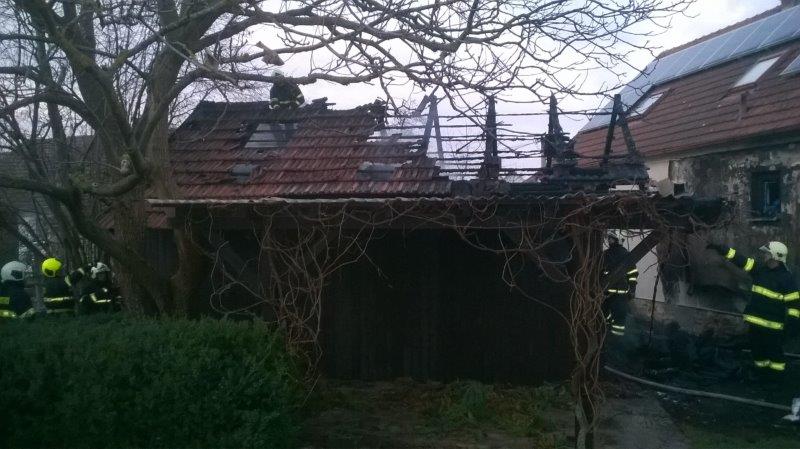 Požár kůlny, Roseč - 9. 12. 2017 (8).jpg