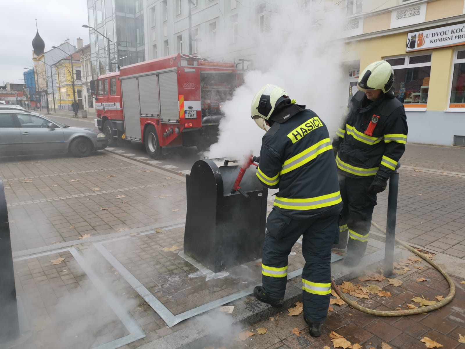 Požár podzemního koše, České Budějovice - 29. 11. 2020 (1).jpg