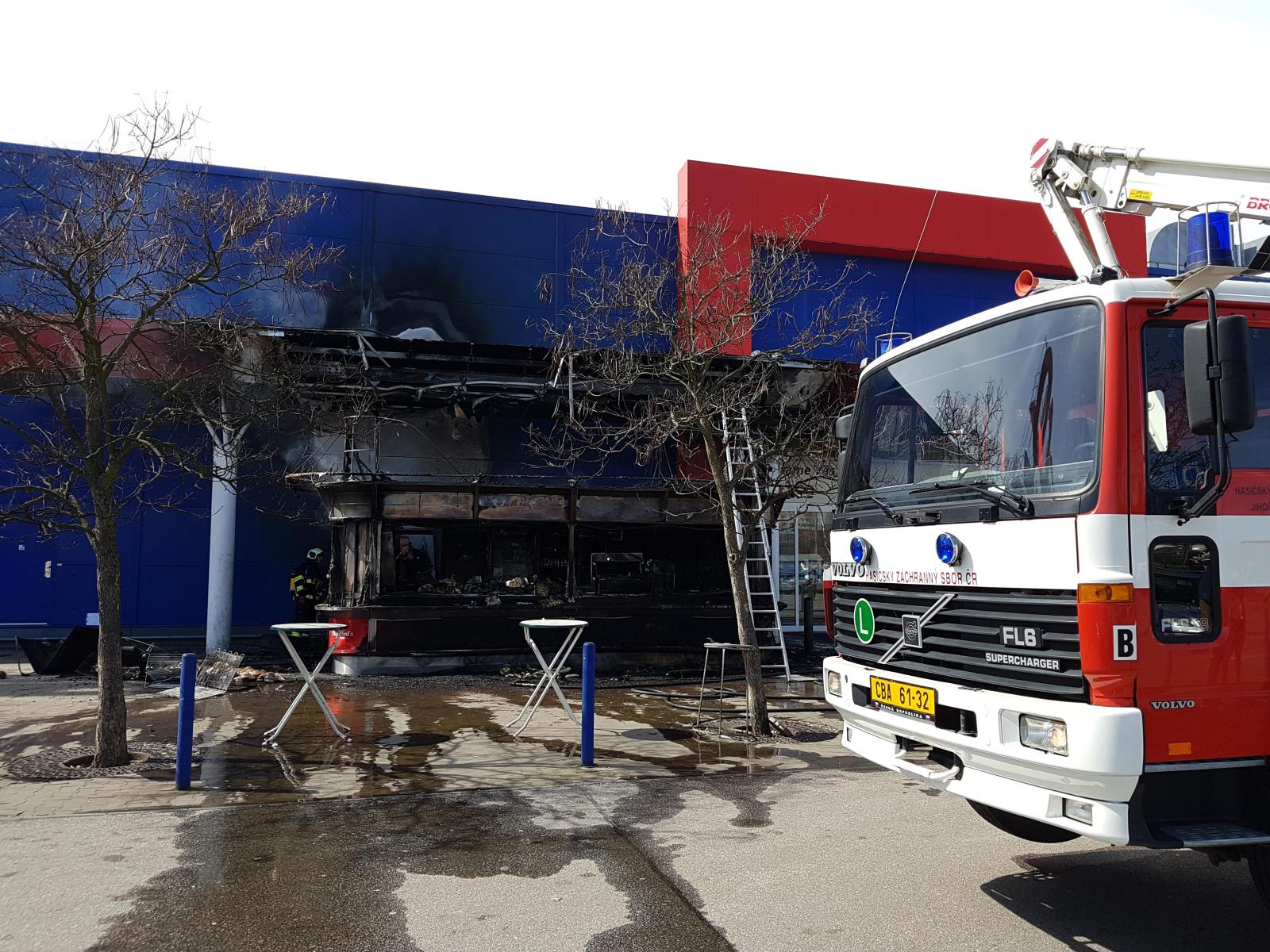 Požár stánku Tesco, České Budějovice - 4. 4. 2018 (4).jpg