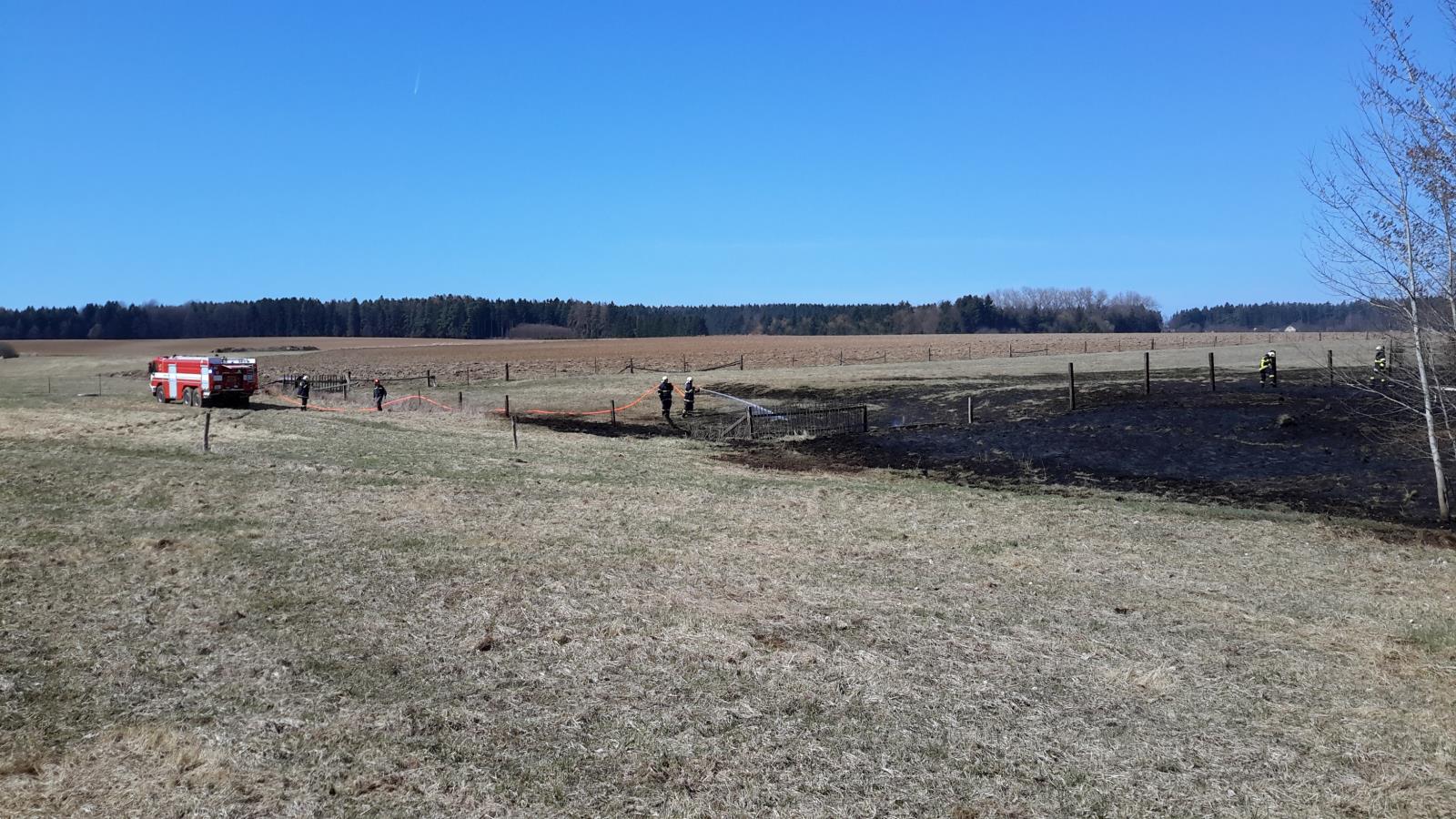 Požár trávy, Olší - 7. 4. 2018 (2).jpg