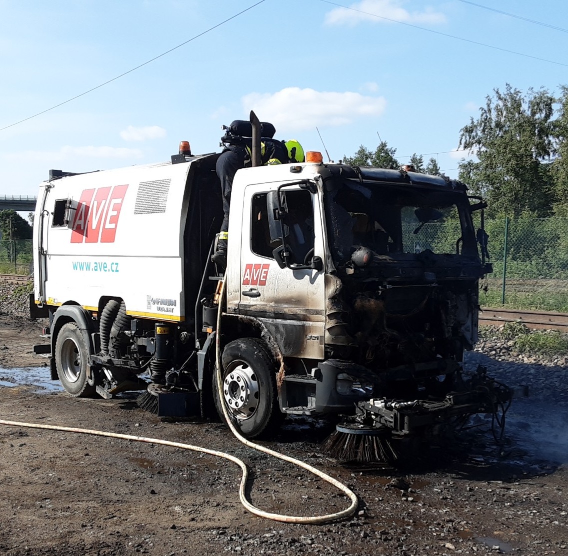 Požár zametacího vozu v&nbsp;obci Herlify