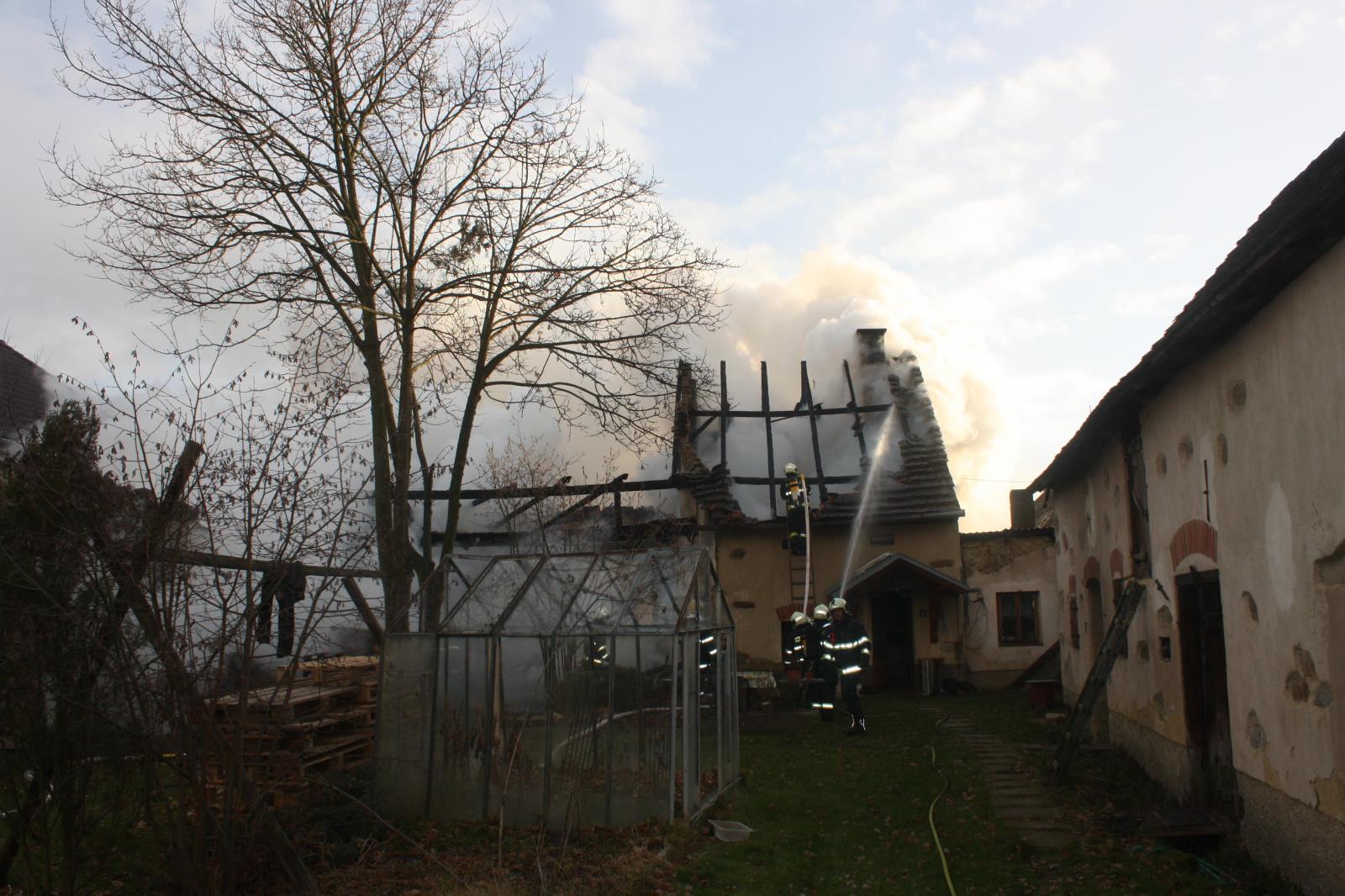 Požár zemědělského stavení, Radošovice - 9. 12. 2017 (5).JPG