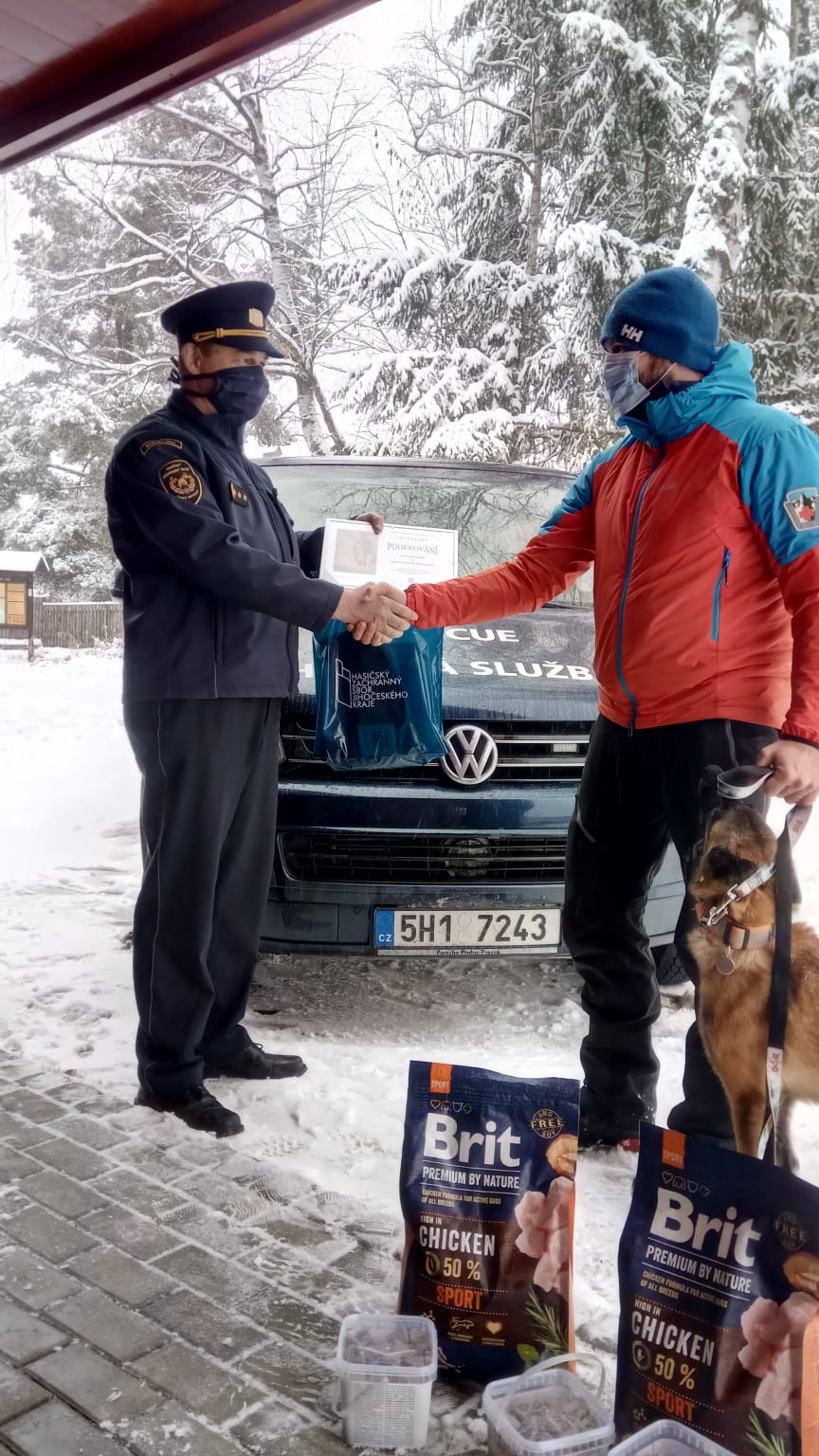 Předání poděkování psovi Horské služby - 6. 1. 2021 (1).jpg