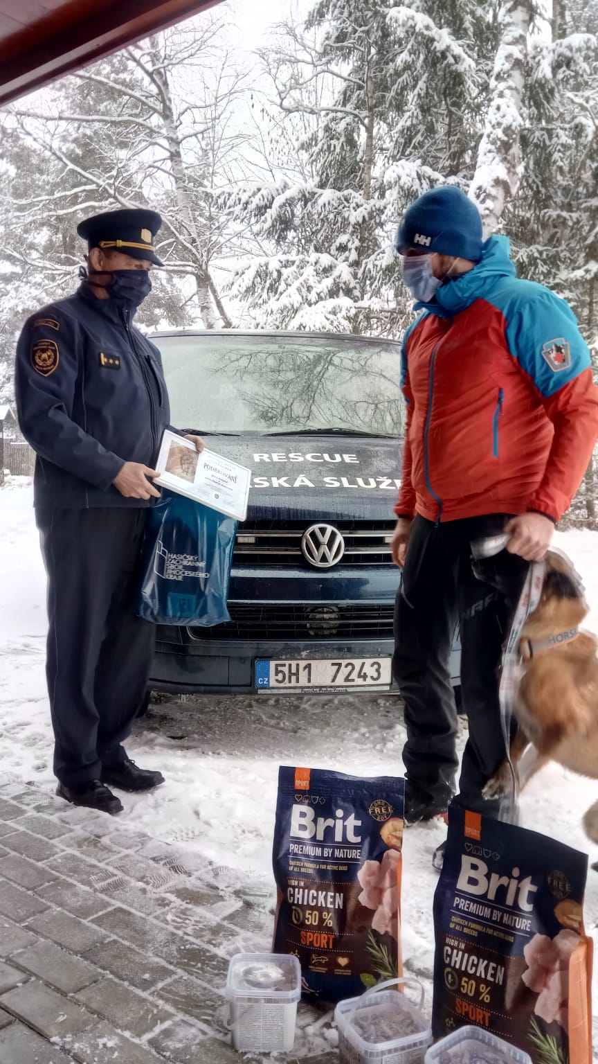 Předání poděkování psovi Horské služby - 6. 1. 2021 (3).jpg