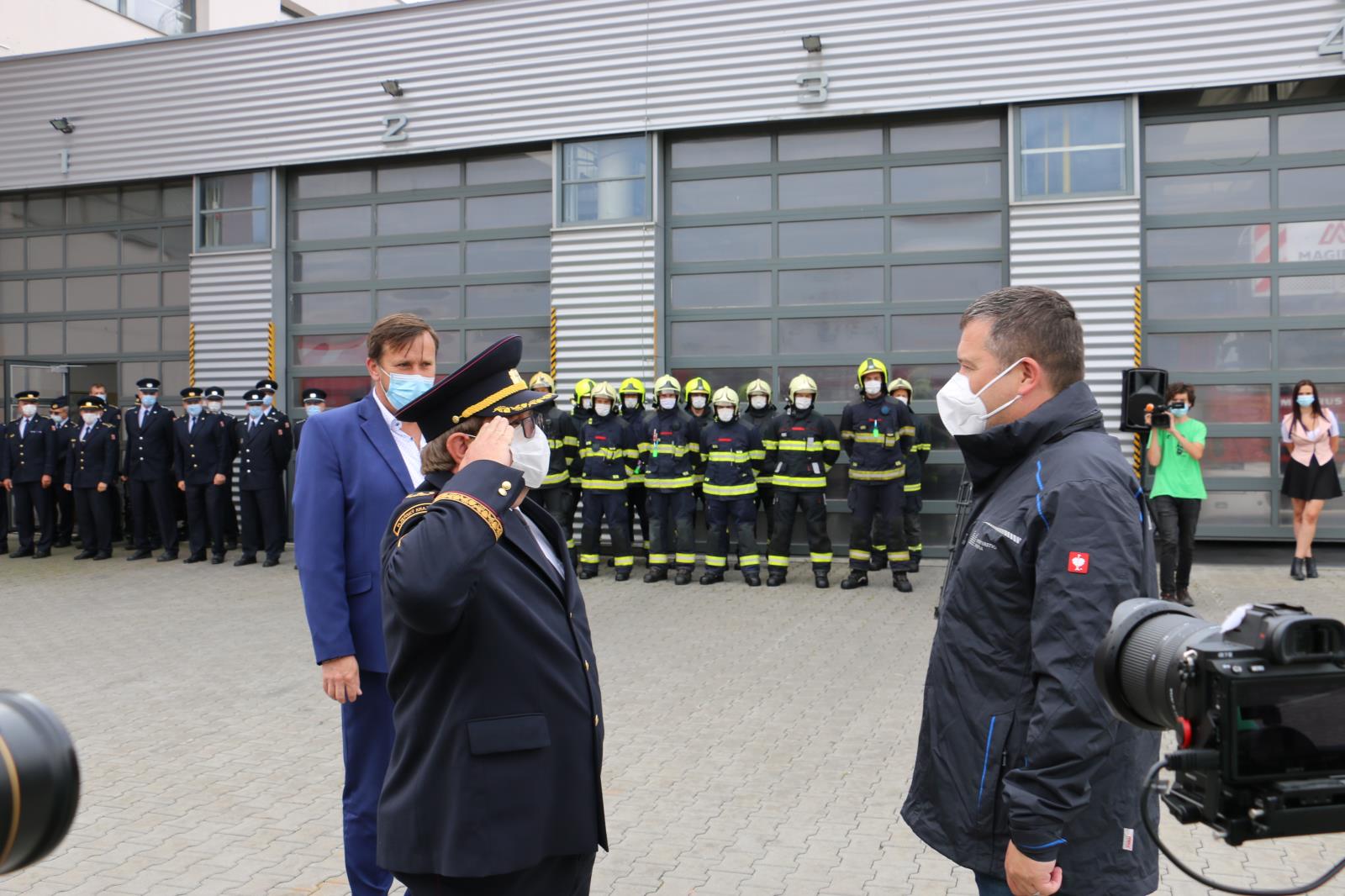 Ředitel HZS Plzeňského kraje podává hlášení ministru vnitra.JPG