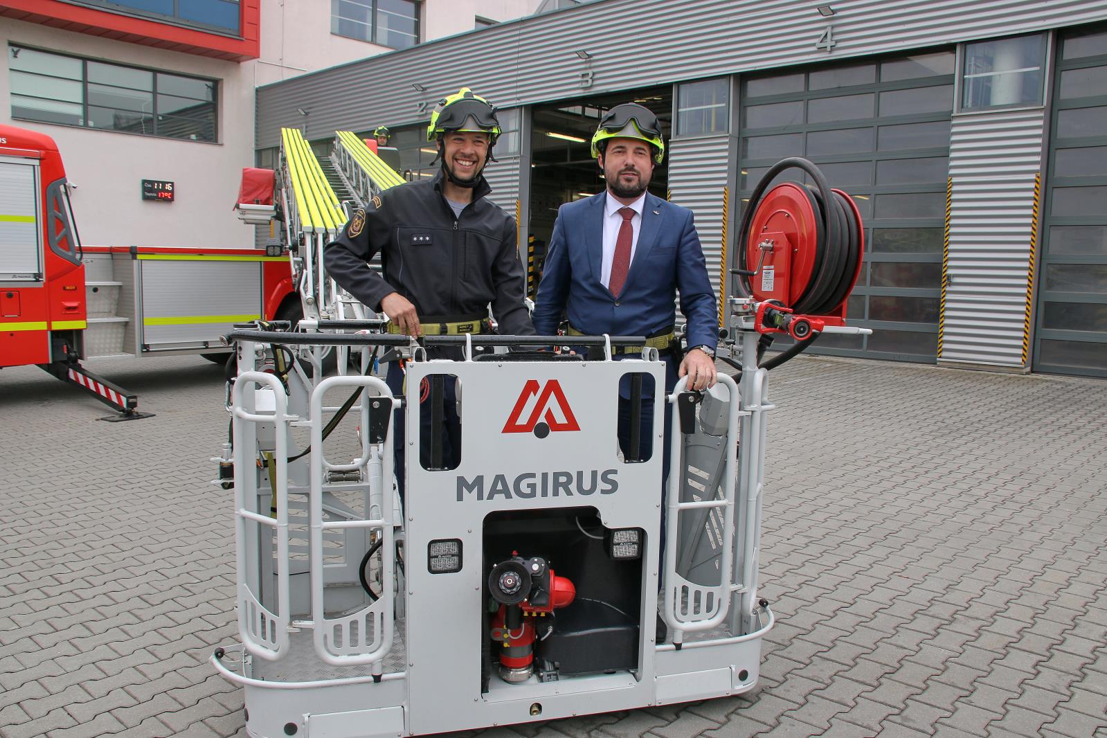 Slavnostní předání techniky, na níž přispělo město Plzeň (12).JPG