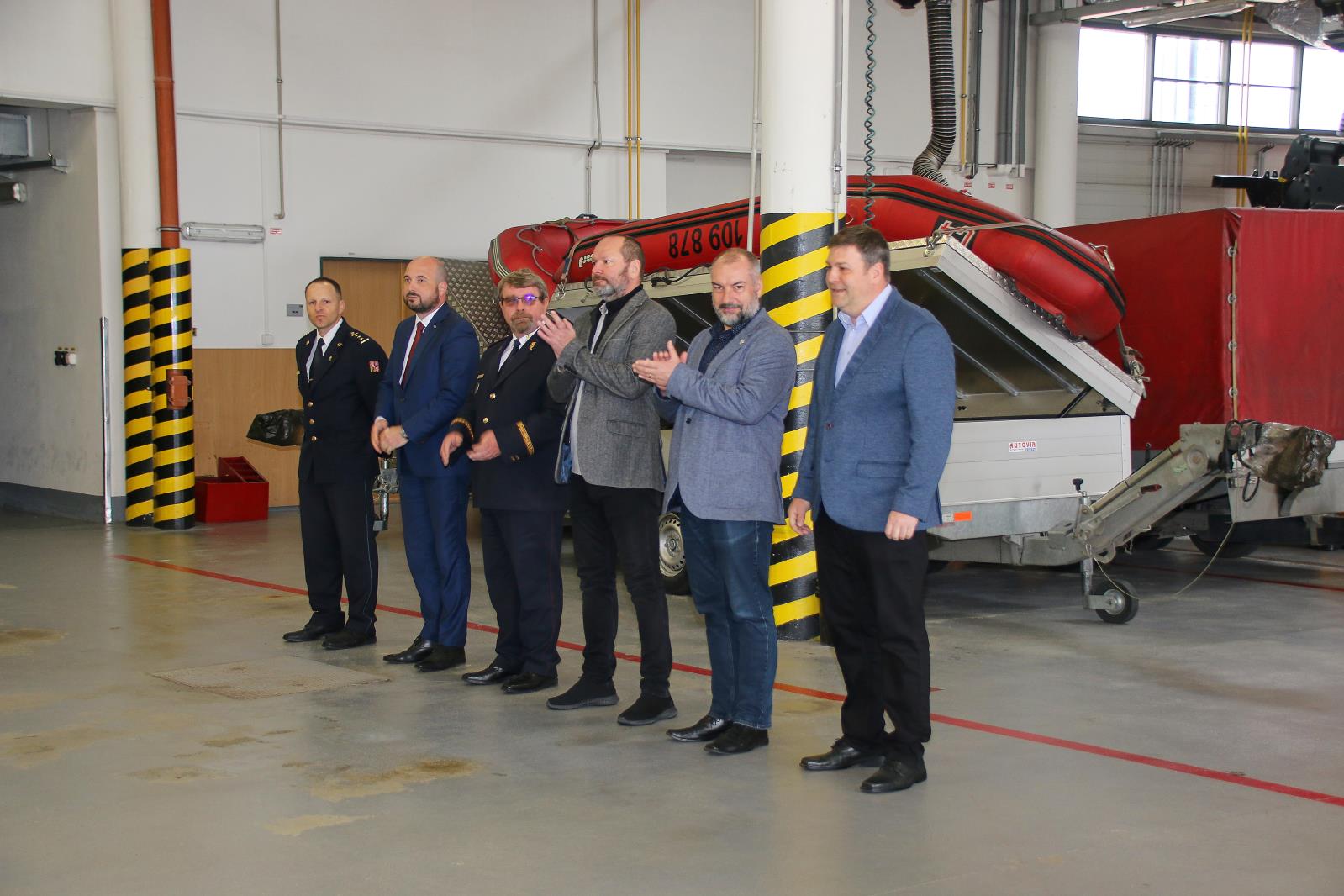 Slavnostní předání techniky, na níž přispělo město Plzeň (3).JPG