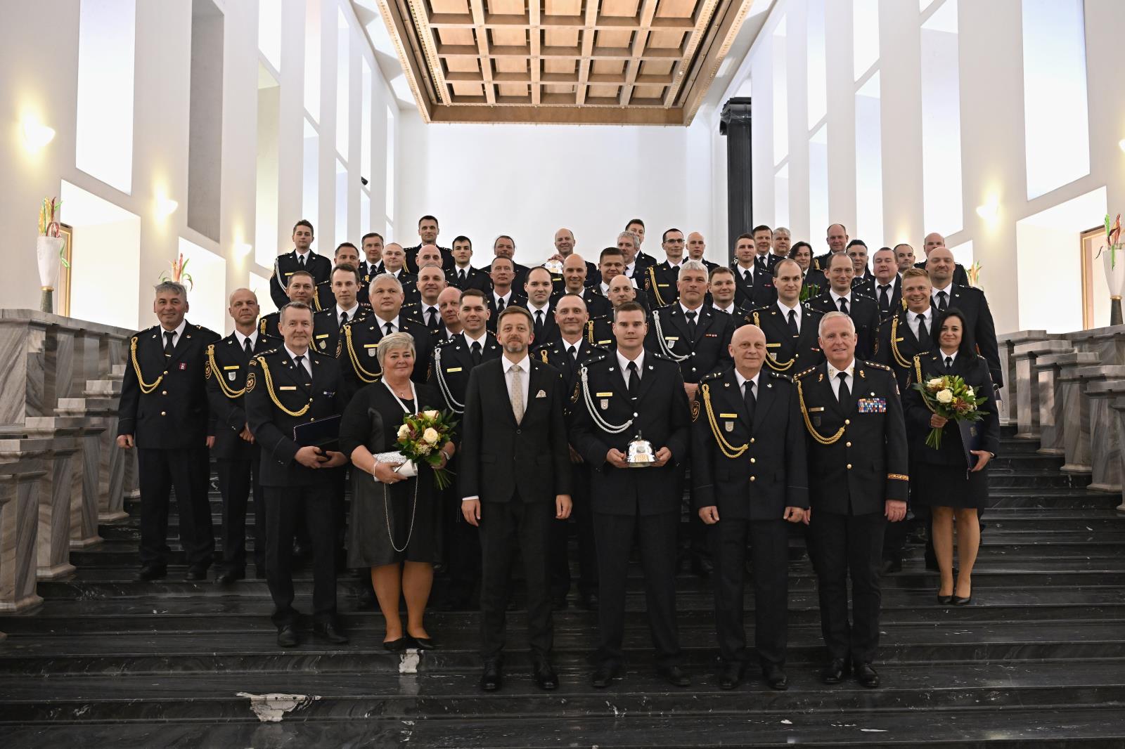 Společná fotografie vítězů ankety s ministrem vnitra a generálním ředitelem HZS ČR.JPG
