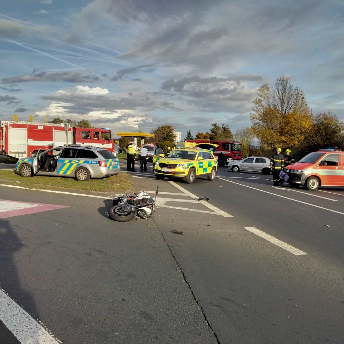 Srážka motocyklu s osobním automobilem u Chlumce.